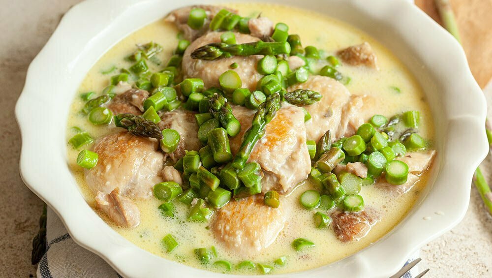 RECEPT: Piščanec v kremni rožmarinovi omaki s šparglji